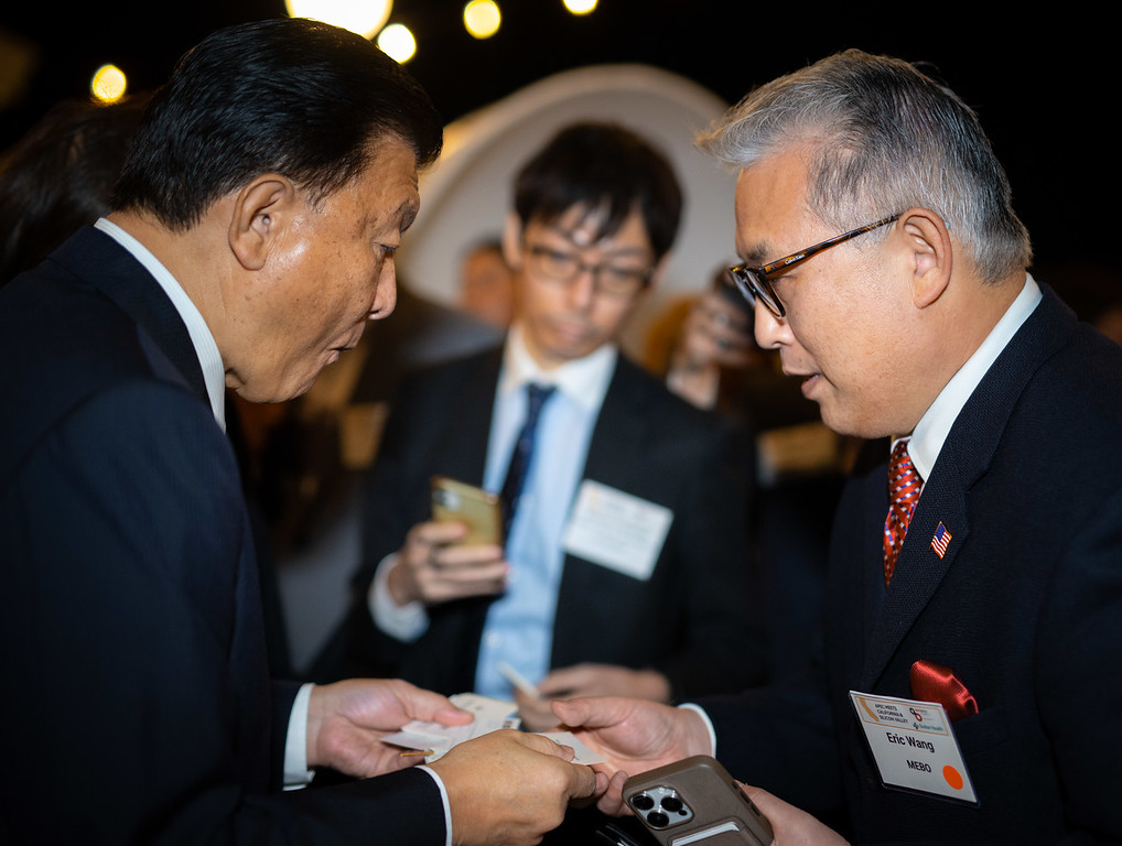 副总裁Eric Wang代表恒峰g22集团欢迎了日本経済再生担任大臣