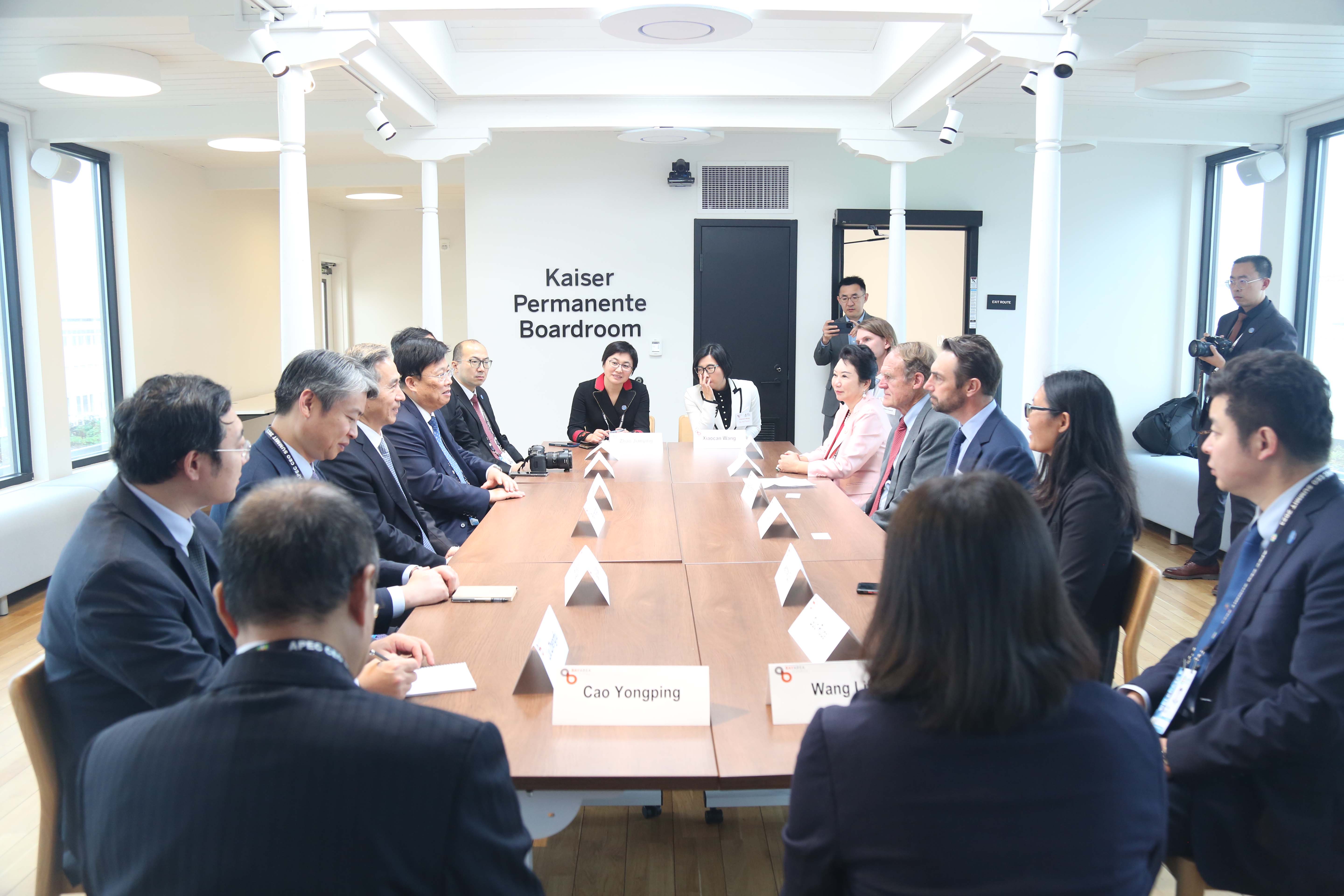 恒峰g22集团董事局李俐与中国贸促会会长任鸿斌互换